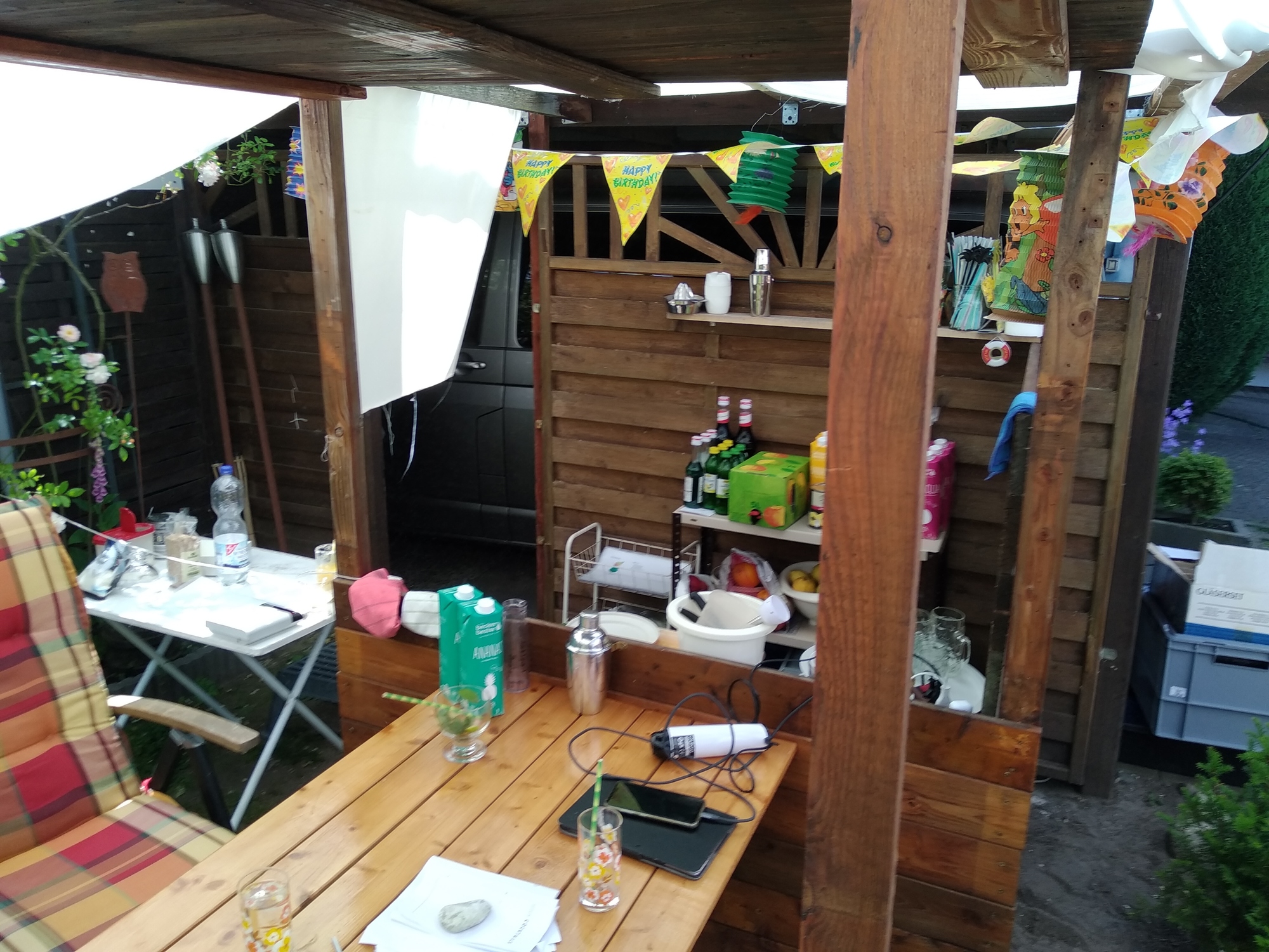 Ein Bild von der Bar im Garten